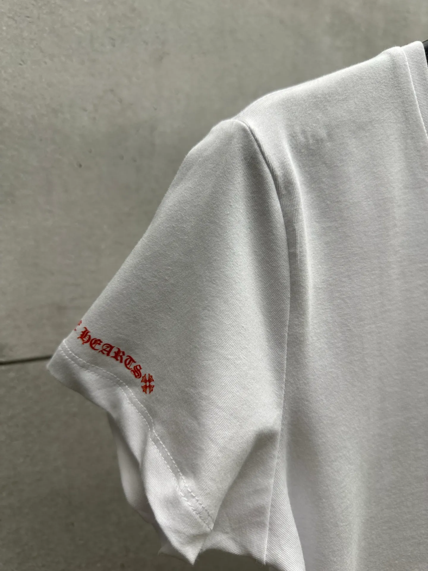 P126 #080 CHROME HEARTS 25SS women's T-shirt Made of 220G original consistent fabric V-neck women's waist style The whole body is made of imported digital direct printing Color: White Size: S M L